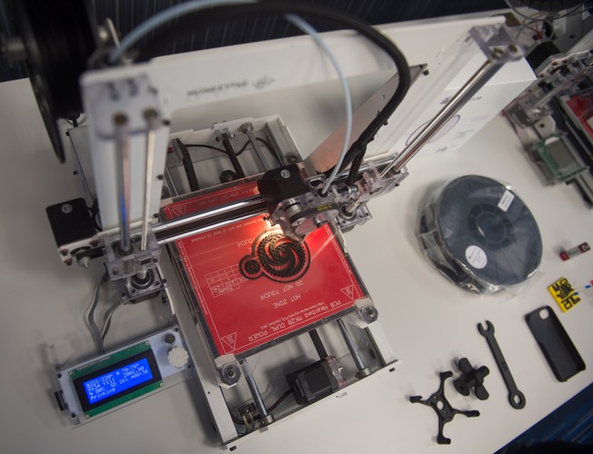 Nowy materiał amerykańskiej firmy Graphene 3D Lab jest dostępny na rynku od marca br. i umożliwia na przykład drukowanie obudów, w których będą od razu zawarte ścieżki przewodzące prąd.<br><br> (gm/mr) PAP/Grzegorz Michałowski.