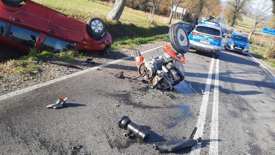 W wyniku zderzenia ciągnik rozpadł się na części