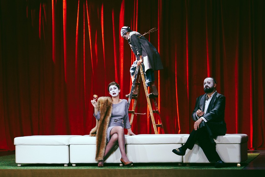  Scenograf predstave je Gorčin Stojanović, kostimograf Biljana Grgur, a kompozitor Vladimir Pejković