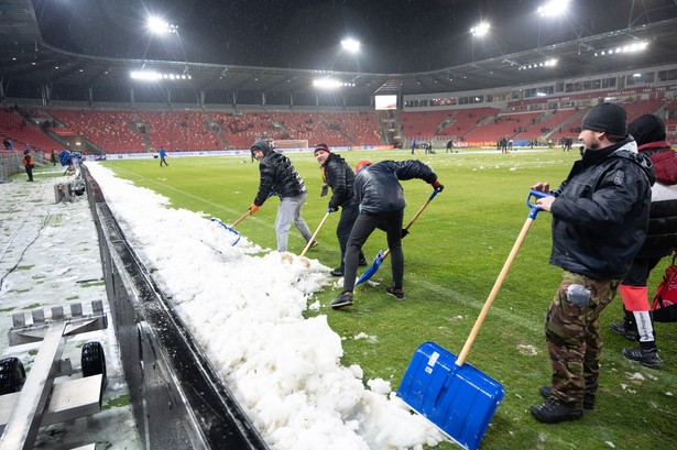 Odśnieżanie boiska na stadionie Widzewa