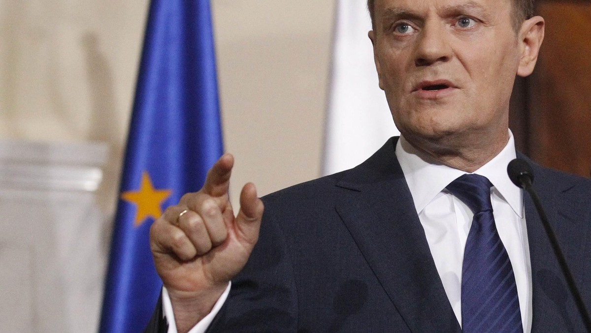 Premier Donald Tusk oświadczył, że stawi się na wezwanie sejmowej Komisji Etyki Poselskiej. Złożenie wniosku do komisji etyki zapowiedział dzisiaj rzecznik PiS Adam Hofman, który chce ukarania premiera za jego słowa z sejmowej debaty ws. katastrofy smoleńskiej.