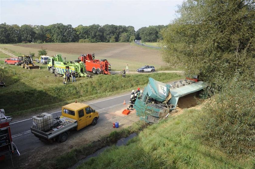 Tir pełen piachu wypadł z drogi