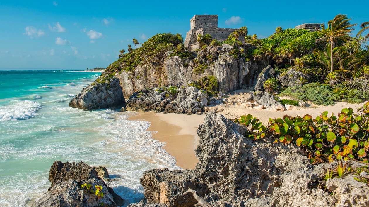 Pláž v Tulume s mayskymi ruinami pri Karibskom mori.