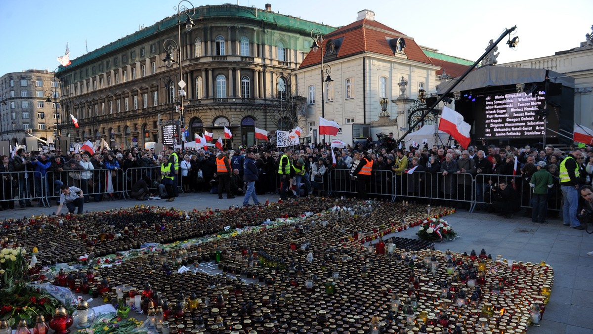 Dzisiaj mija druga rocznica katastrofy samolotu prezydenckiego pod Smoleńskiem, w której zginęło 96 osób, w tym prezydent Lech Kaczyński i jego małżonka Maria, ostatni prezydent RP na uchodźstwie Ryszard Kaczorowski oraz osiemnastu parlamentarzystów. W godzinę katastrofy, o 8:41 minutą ciszy upamiętniono ofiary wypadku. Uroczystości upamiętniające odbyły się m.in. na cmentarzu wojskowym na warszawskich Powązkach, przed Pałacem Prezydenckim oraz w miejscu katastrofy w Smoleńsku, w których wziął udział przewodniczący Dumy Państwowej Rosji. Jarosław Kaczyński podczas przemówienia przed Pałacem Prezydenckim powiedział, że "niezależnie od tego, jakie będą ostateczne ustalenia, wiemy już dzisiaj na pewno, że zostali zdradzeni". W ostrych słowach o śledztwie wypowiedział się były premier i jeden z doradców Lecha Kaczyńskiego Jan Olszewski, który mówił w rozmowie z "Uwarzam Rze", o "efektach parodii śledztwa". - Donald Tusk jest zakładnikiem Rosji. Mogą go w każdej chwili, ujawniając trochę informacji, zniszczyć - stwierdził Olszewski.