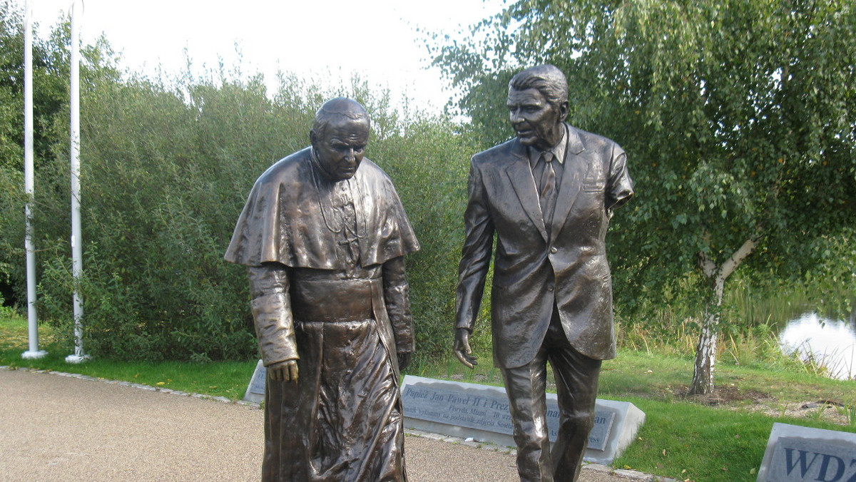 Zuchwały akt wandalizmu w Parku im. Ronalda Reagana w Gdańsku. Wandale zdewastowali stojący tam pomnik Jana Pawła II i