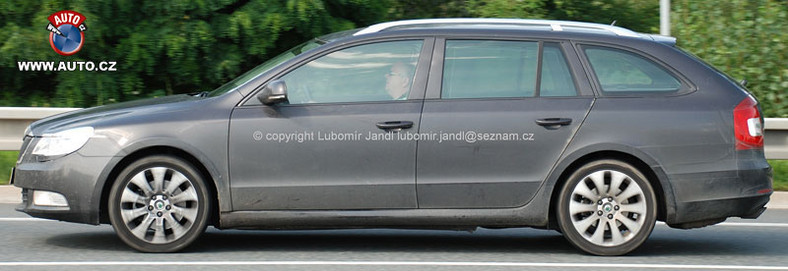 Zdjęcia szpiegowskie: Škoda Superb Combi na południu Moraw