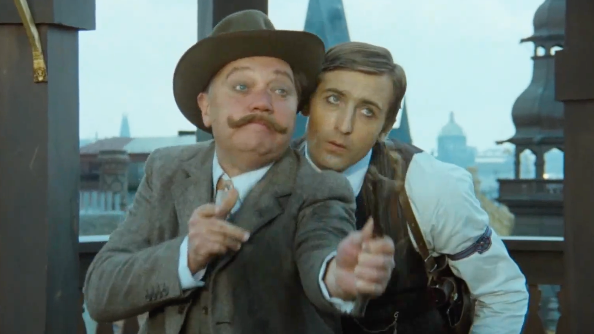 Rudolf Hrušínský starší a Michal Dočolomanský vo filme Adéla ještě nevečeřela. 
