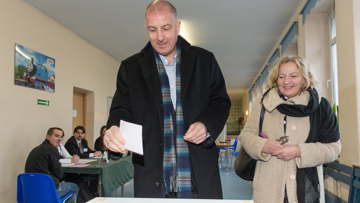 Rafał Dutkiewicz został wybrany na prezydenta Wrocławia w II turze wyborów samorządowych - wynika z nieoficjalnych wyników sondażu exit-poll. Głosowało na niego 52,7 proc. wyborców. Kandydatka PiS Mirosława Stachowiak-Różecka otrzymała poparcie na poziomie 47,3 proc.