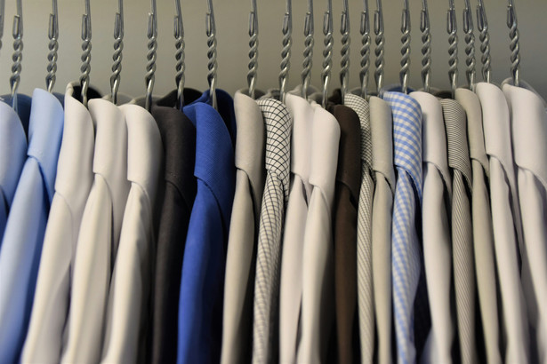 Prezes UOKiK Tomasz Chróstny nałożył kary na dwie firmy za wprowadzanie konsumentów w błąd przez podawanie nieprawdziwych informacji o składzie ubrań.