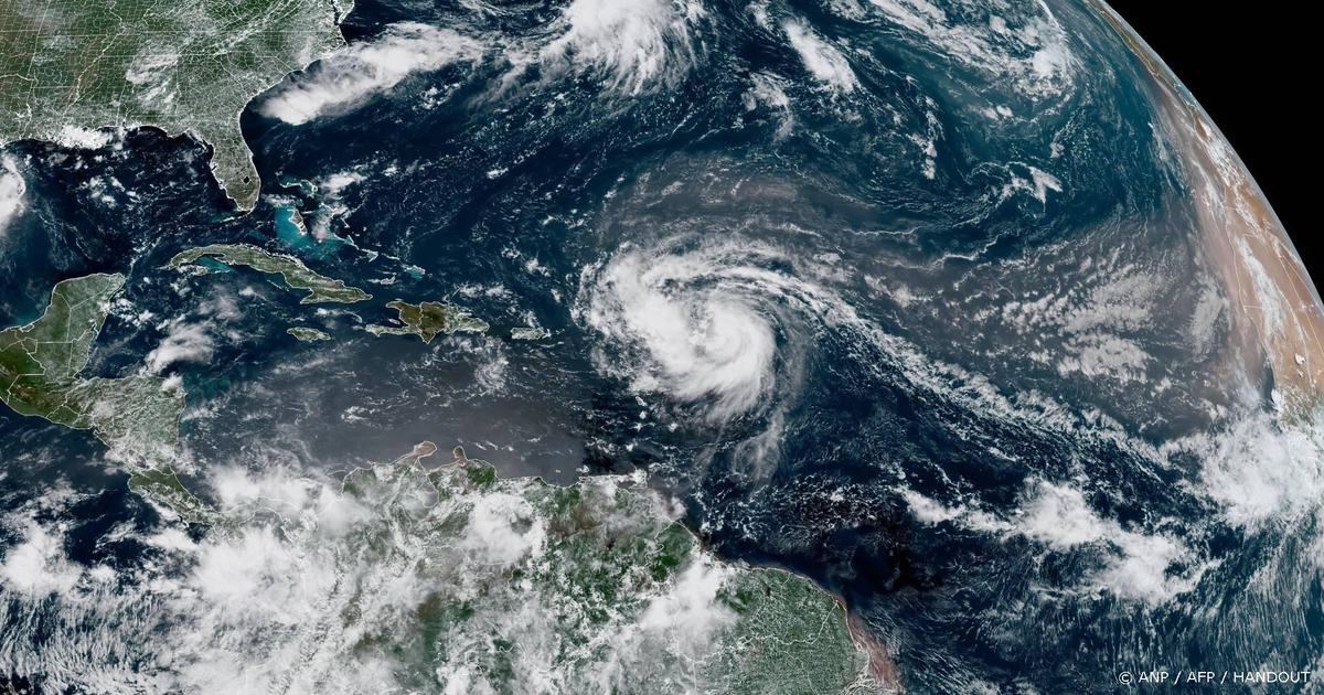 Orkaan Erin groeit tot categorie 2, Sint-Maarten sluit kantoren