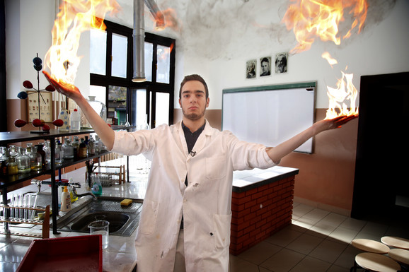 Mihailo Mirković u laboratoriji Prve gimnazije otkriva sve zakonitosti termodinamike