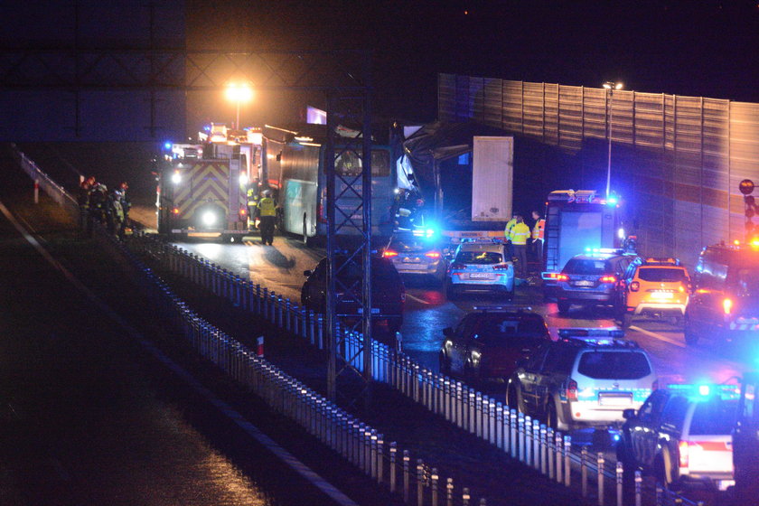 Wypadek niedaleko Torunia z udziałem autobusu i ciężarówek