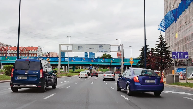 W tej sytuacji zwolnij! Masz pierwszeństwo przed pojazdem zmieniającym pas z prawego na twój, jednak zachowanie tego kierującego wskazuje, że może on kontynuować zmianę pasa, nie zwracając na ciebie uwagi. Nie ryzykuj kolizji! Stracisz może kilka sekund, ale pojedziesz bezpiecznie!