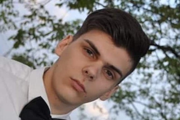 DUŠAN MIĆIĆ (18) POGINUO NA LICU MESTA KAD JE NA NJEGA NALETEO BMW Auto vozio njegov vršnjak, oglasila se slomljena majka: "Sedmi Uskrs bez tebe..."