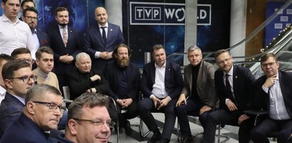 Zorganizowana akcja posłów PiS w TVP. Nocują, ale się boją