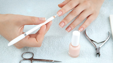 Manicure francuski, czyli paznokcie french – jak zrobić krok po kroku