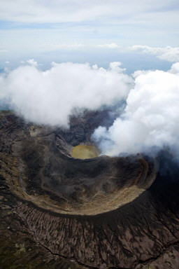 EL SALVADOR-VOLCANO-FUMES