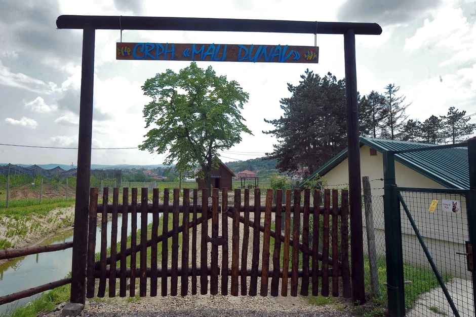 „Mali Dunav“ nalazi se u sklopu Centra za ribarstvo i primenjenu hidrobiologiju Poljoprivrednog fakulteta