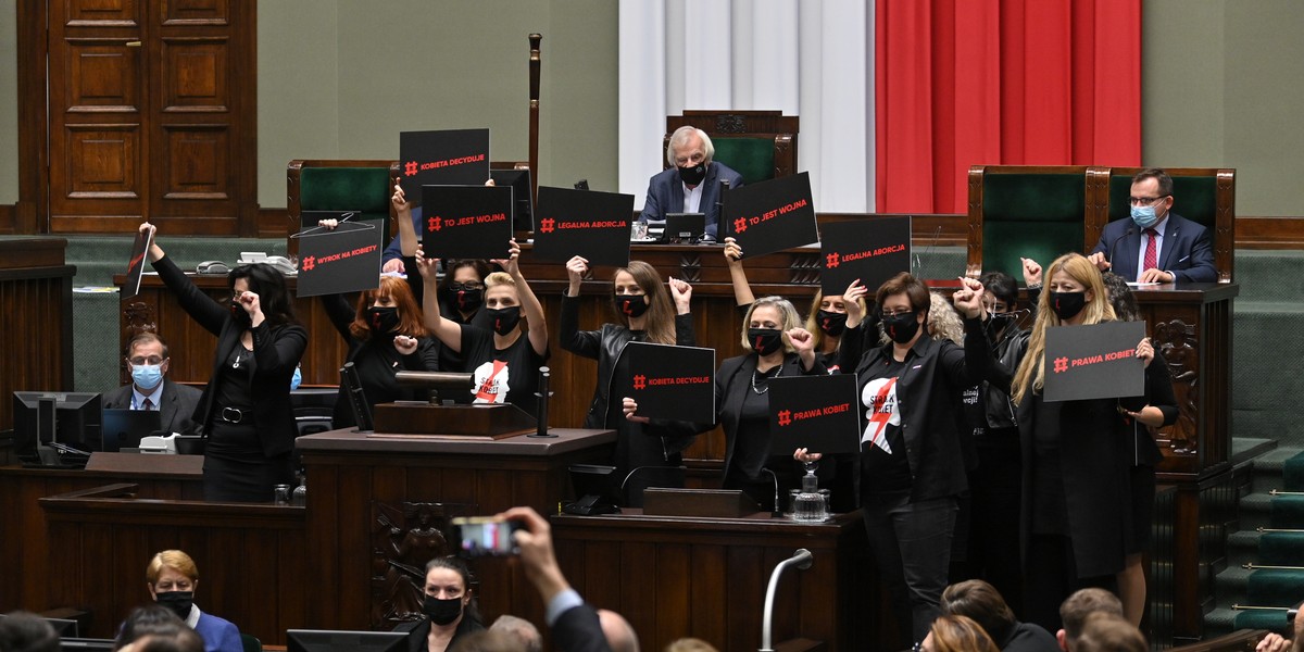 Obrady Sejmu zostały przesunięte o dwa tygodnie z powodu stanu chorobowego. Jak w takim razie miałaby być głosowana ustawa o narodowej kwarantannie? Opozycja wskazuje, że rząd nie ma już większości. Punktem zapalnym może być zgłoszona przez prezydenta ustawa o możliwości przerywania ciąży w przypadku "wad letalnych" dziecka. Część posłów uznaje proponowane przepisy za mało precyzyjne i większości może nie być.