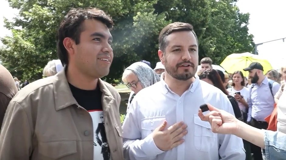 Stranci Rodriges i Karlos čekaju ispred Hrama