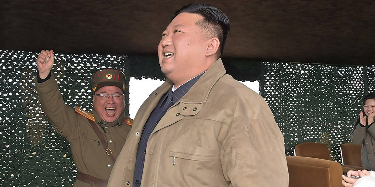 Kim Dzong Un w listopadzie 2022 r. obserwuje wystrzał międzykontynentalnego pocisku balistycznego