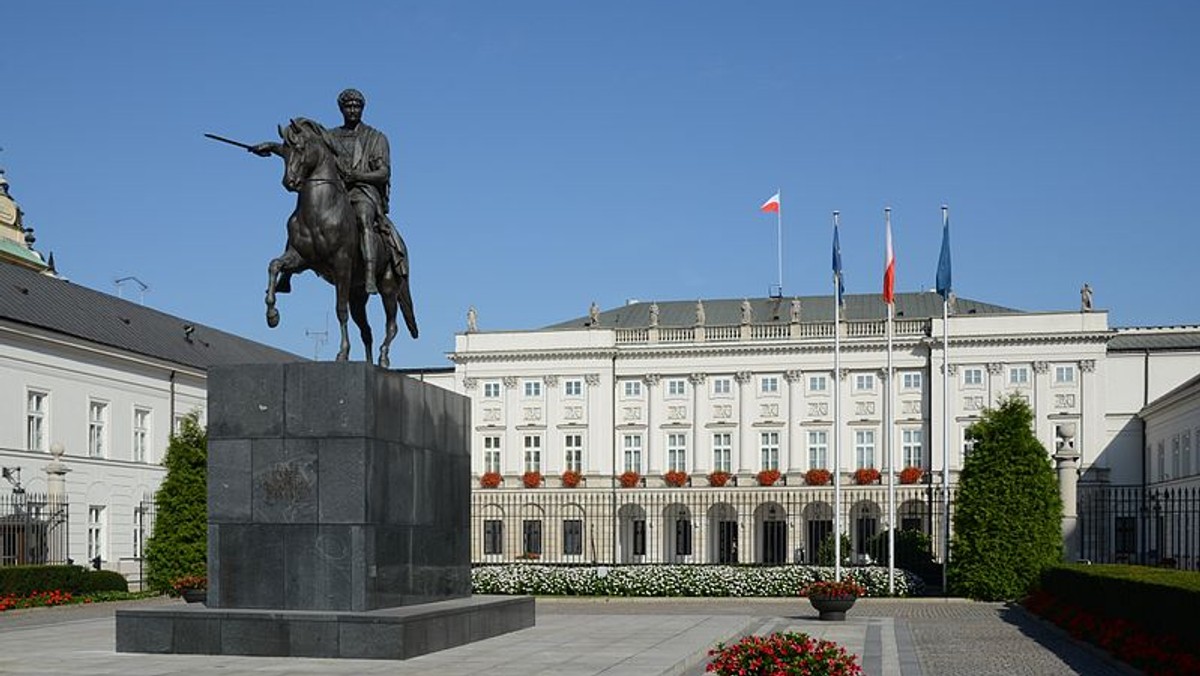 Mężczyzna, który staranował samochodem bramę Pałacu Prezydenckiego, nie poniesie za to kary - pisze dziś "Rzeczpospolita". Zgodnie z informacjami gazety, biegli orzekli, że był on niepoczytalny.