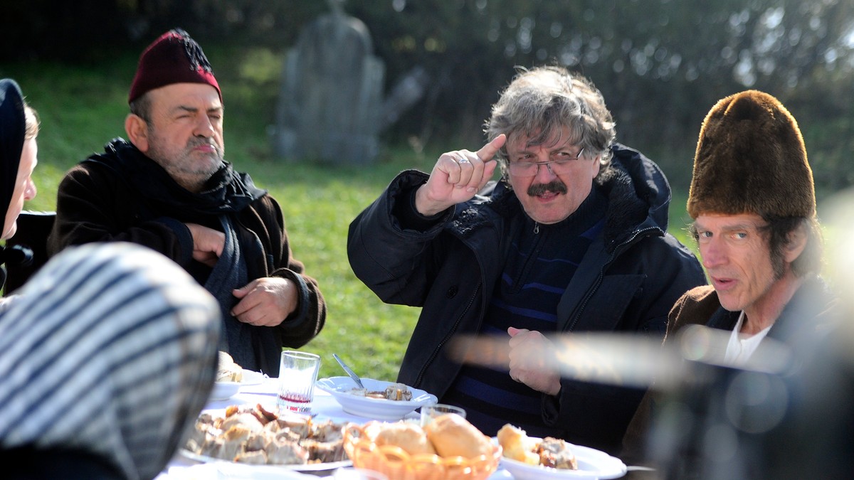 Selo gori a baba se češlja