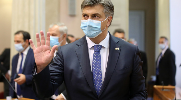 A koronavírus-járvány miatt védőmaszkot viselő Andrej Plenkovic horvát miniszterelnök részt vesz az új összetételű horvát parlament alakuló ülésén Zágrábban 2020. július 22-én. / Fotó: MTI/EPA/Daniel Kasap