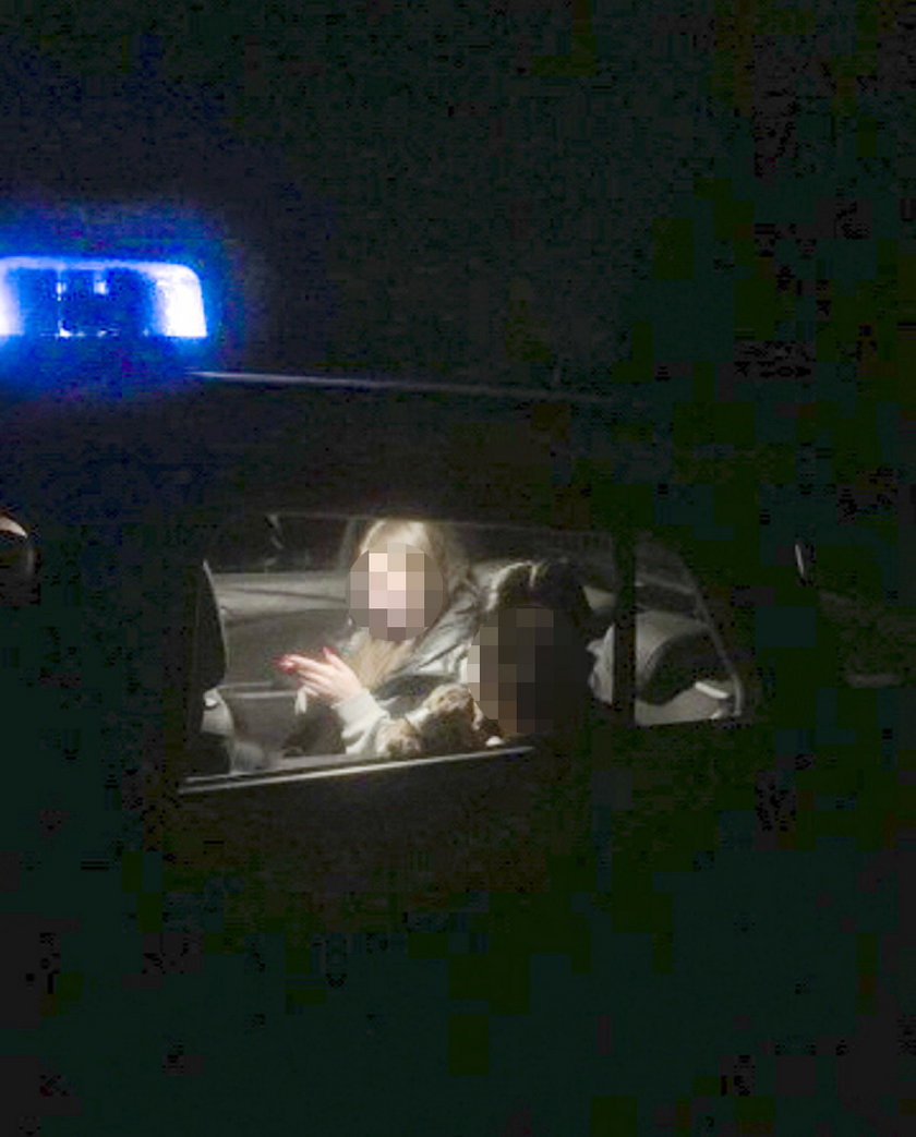 Policjanci na służbie urządzili sobie prywatkę i zaprosili do samochodu dwie nastolatki 