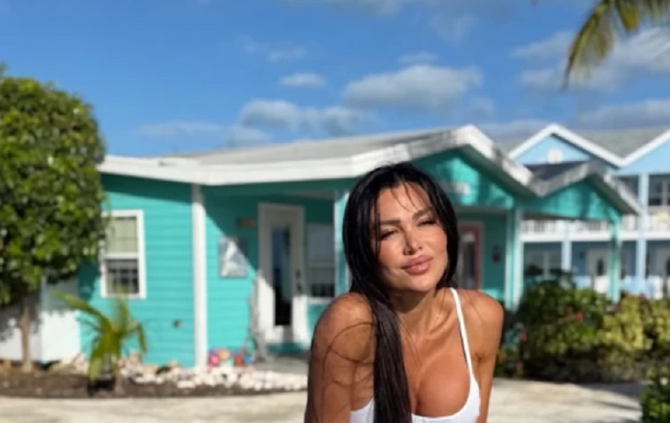 Stanija sa partnerom uživa na Karibima, snima se u tračica-kupaćem: Dečko poseduje zgrade po Americi