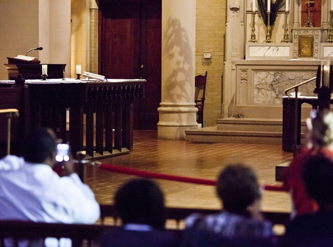 Jezus w cierniowej koronie na kolumnie kościoła w żeńskiej szkole