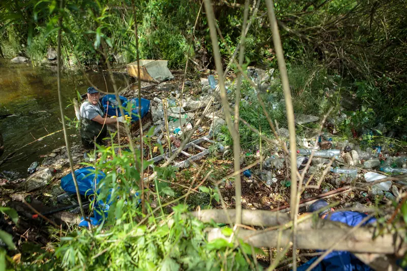 W rzece oprócz butelek znajdowały się też meble (m.in fotel)