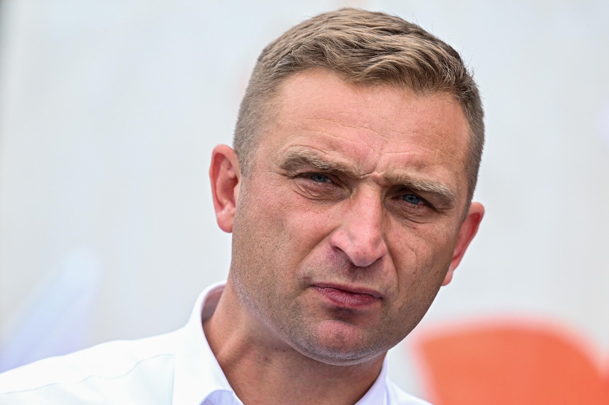 Robert Bąkiewicz podczas uroczystości pod pomnikiem „Rzeź Wołyńska” w Domostawie. Prokuratura chce postawić mu zarzuty.