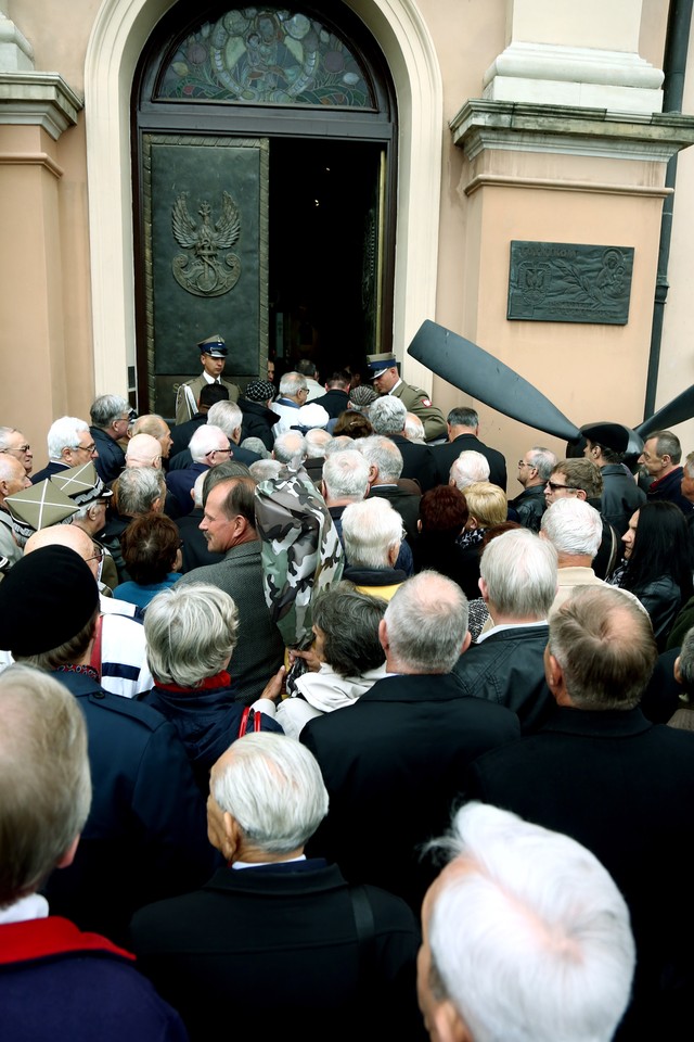 WARSZAWA POGRZEB GENERAŁA JARUZELSKIEGO PROTESTY (Tłum przed katedrą)