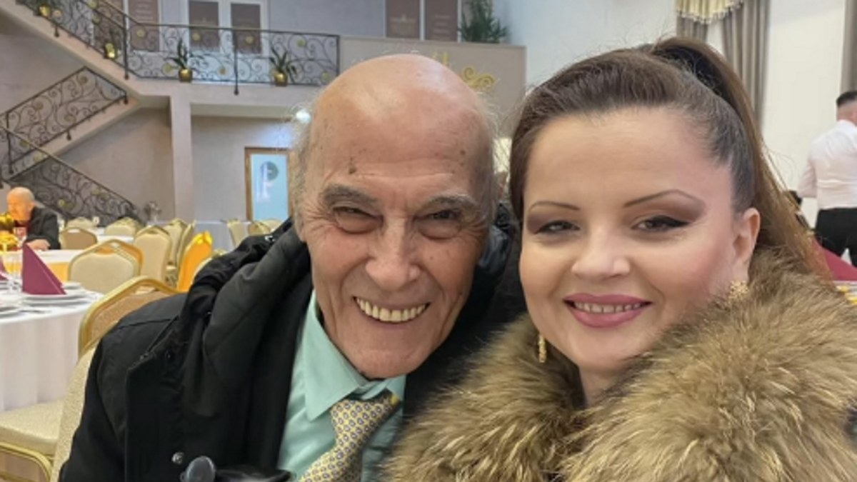 NAŠ PEVAČ (88) PROGOVORIO O LJUBAVI SA 41 GODINU MLAĐOM: 