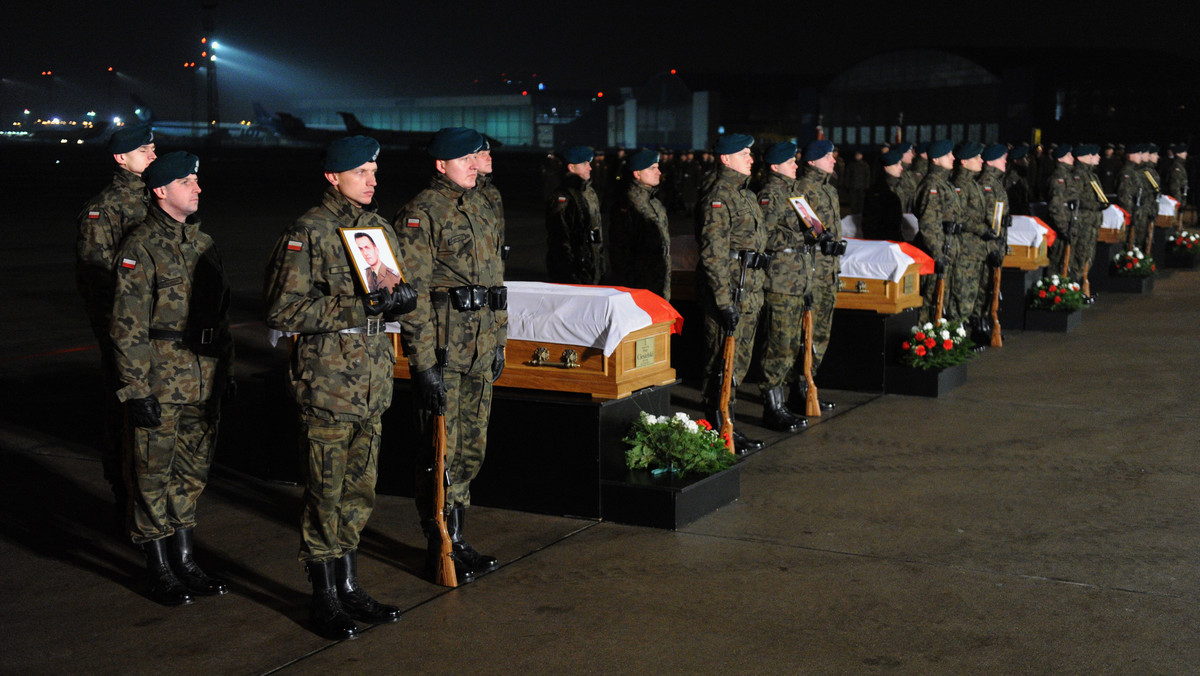 Kilkuset mieszkańców Morąga (woj. warmińsko-mazurskie) uczestniczyło w uroczystościach pogrzebowych sierż. Marcina Szczurowskiego, jednego z pięciu polskich żołnierzy poległych w środę w Afganistanie.