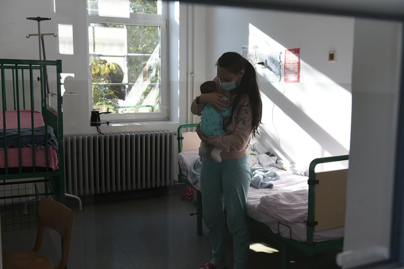 Reljina mama Jelena nežno ljuljuška sina da lakše zaspi