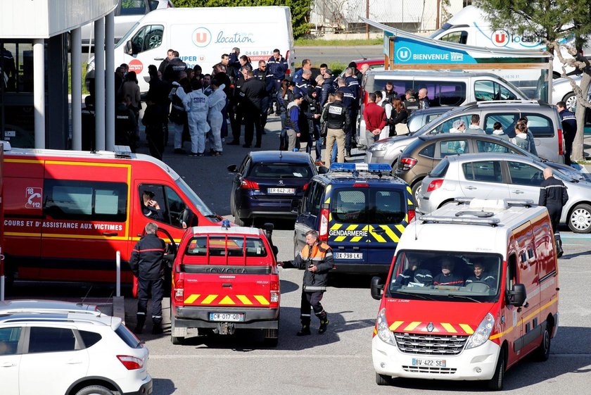 Policjant, który oddał życie za zakładniczkę, wziął ślub na łożu śmierci 