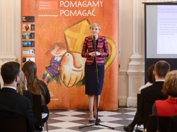 Prezydentowa "udźwignęła" trudną stylizację i była największą ozdobą gali. FOTO