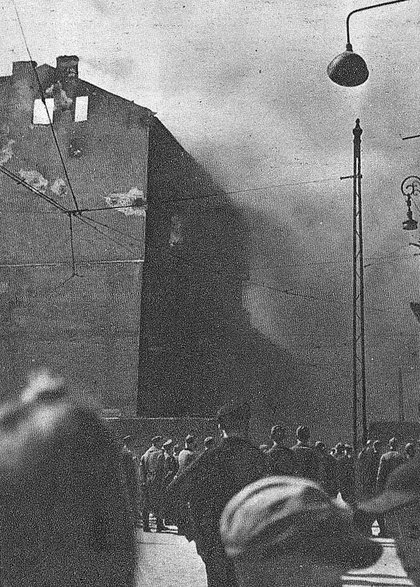 Tłum po aryjskiej stronie patrzy na płonące getto