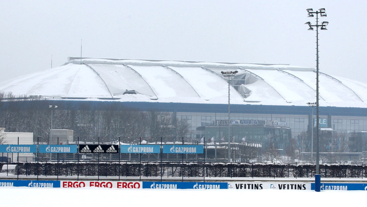 Zalegająca warstwa śniegu na dachu stadionu Schalke 04 w Gelsenkirchen sprawiła, że jego fragment runął. Co ciekawe, konstrukcja zawaliła się już drugi rok z rzędu.