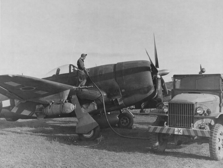 Tankowanie brazylijskiego myśliwca P-47 Thunderbolt uzbrojonego w bomby.