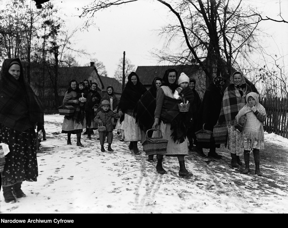 Grupa kobiet z dziećmi ze święconkami w drodze do kościoła, Niepołomice 1932 r.