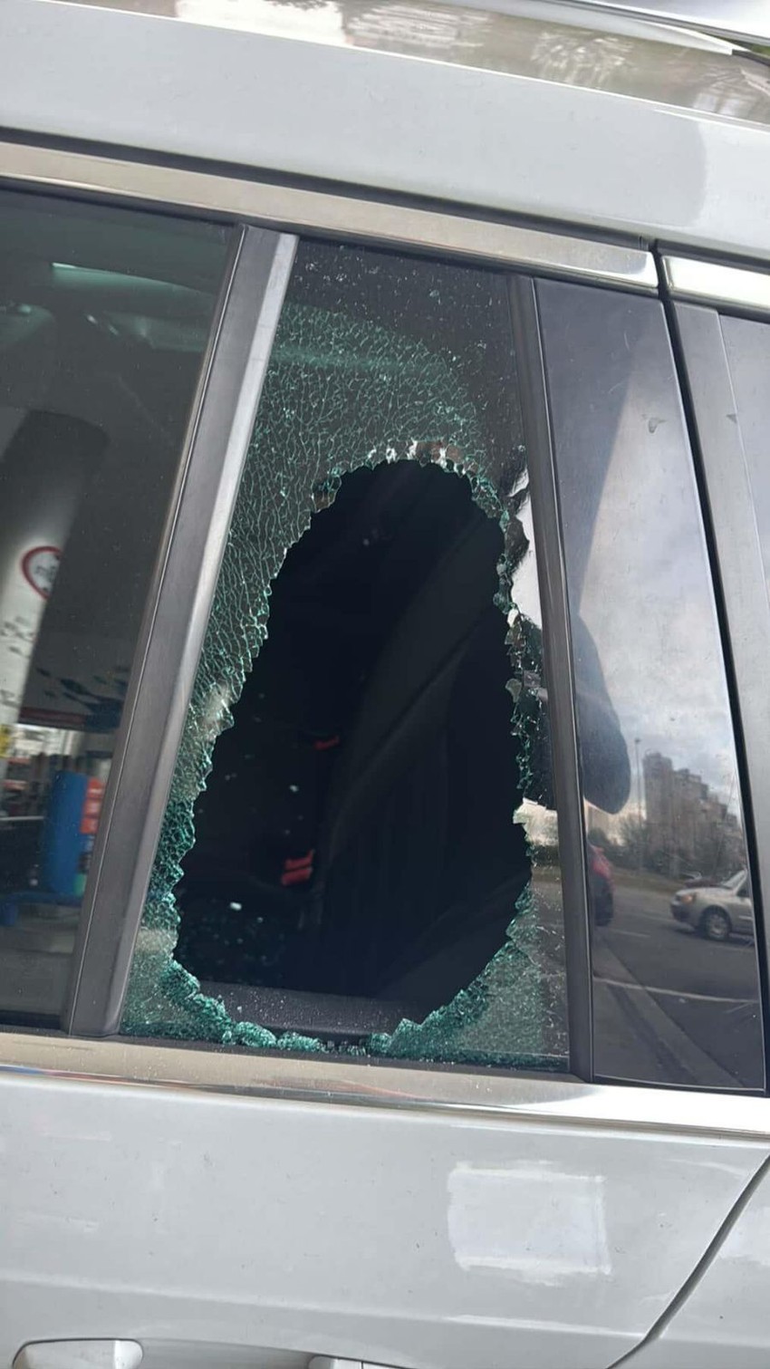 Razbijen prozor na Novom Beogradu