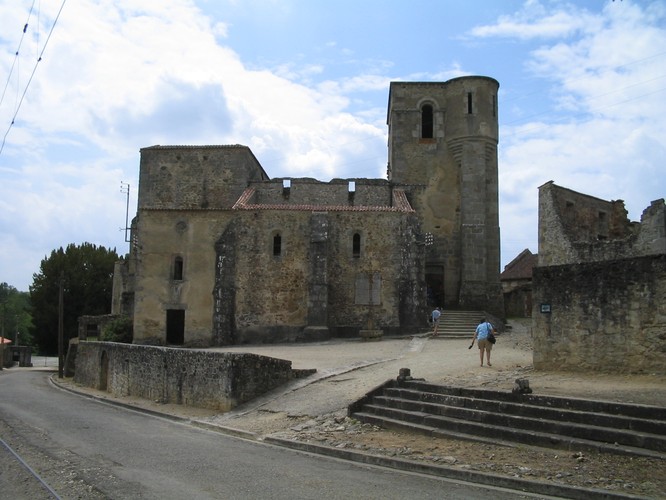 Oradour-sur-Glane, ruiny kościoła. (fot. „Oradour-sur-Glane-Church-1295”, autor: Dna-Dennis, Wikipedia)