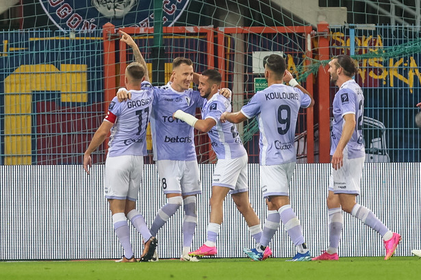 Piłkarze Pogoni Szczecin cieszą się z gola Fredrika Ulvestada (2L) podczas meczu Ekstraklasy z Ruchem Chorzów