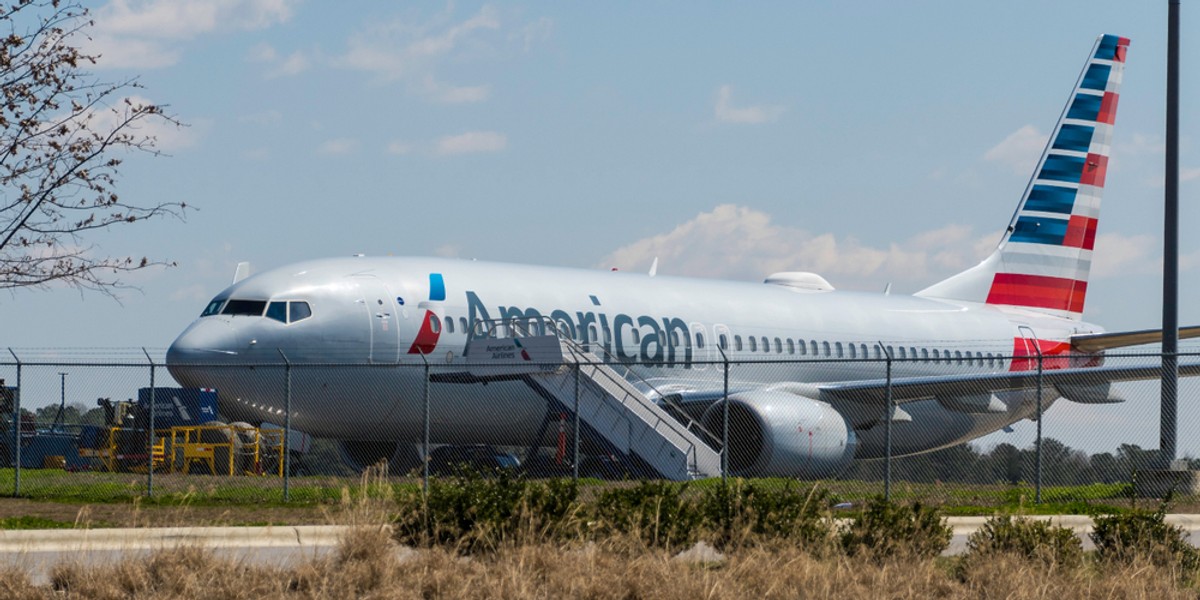 American Airlines to nie tylko największy przewoźnik lotniczy na świecie, ale też największy użytkownik samolotów B737 MAX w USA. Według analityków, mogą one pozostać uziemione nawet do końca roku, co już teraz odbija się na rozkładach linii lotniczych