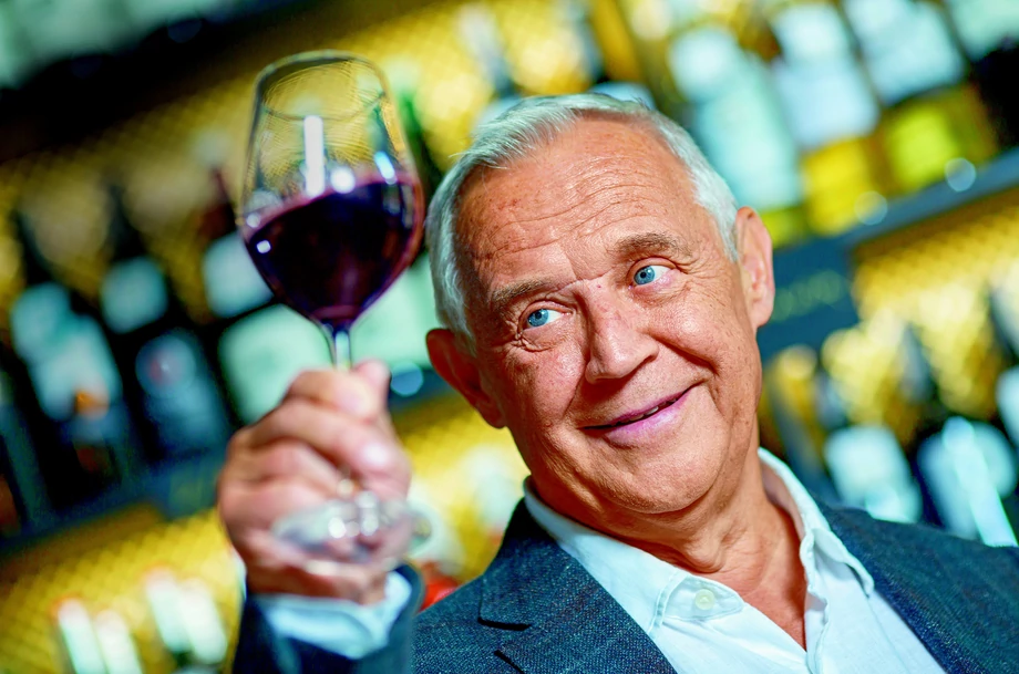 Marek Kondrat zaczął się zakochiwać w winie po wizycie w Bordeaux w 1998 roku. Mniej więcej dekadę później postanowił rzucić aktorstwo i skupić się na biznesie winiarskim