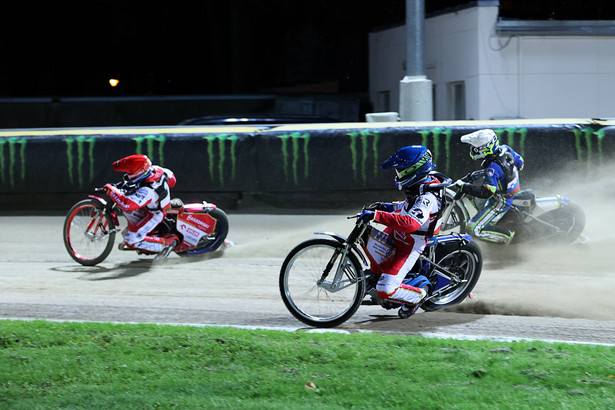 Polacy Bartosz Zmarzlik (L) i Jakub Miśkowiak (C) oraz Słoweniec Matic Ivacić (P) podczas półfinału Speedway of Nations