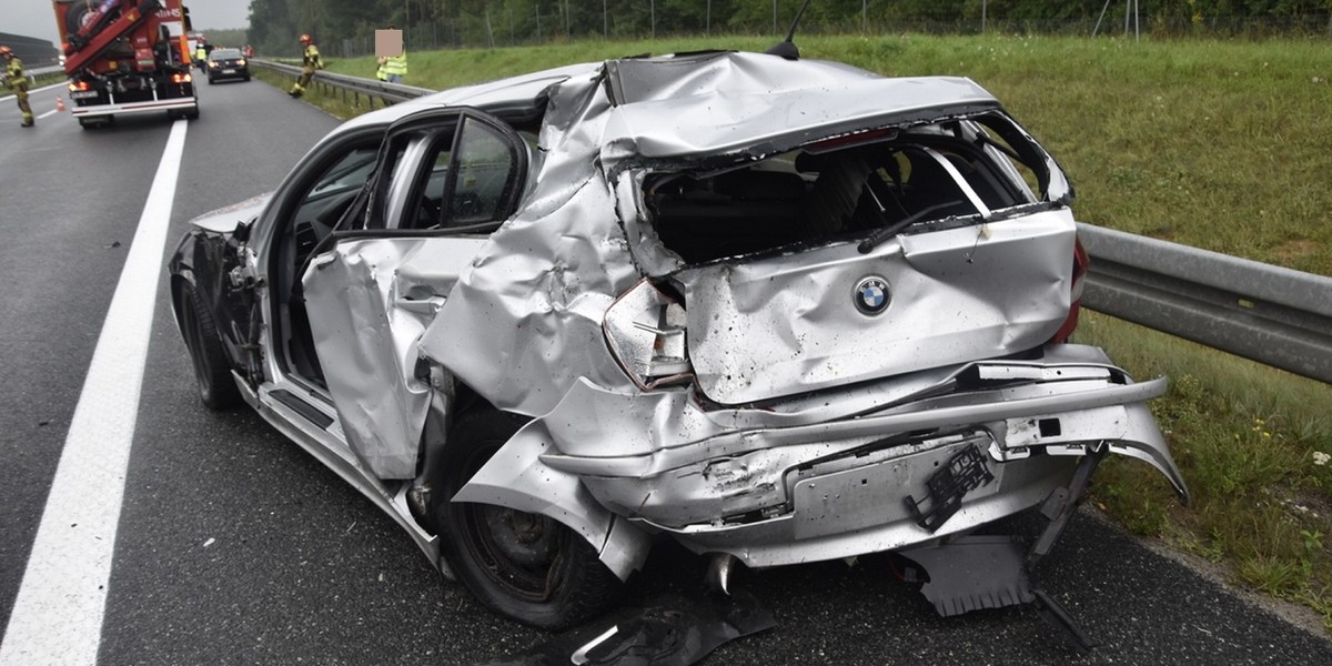 Wypadek na A4. Kierowca stracił panowanie nad pojazdem i uderzył w zaparkowane na autostradzie samochody.